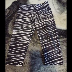 Under Armour Heat Gear Sz M Capri Zebra Leggings